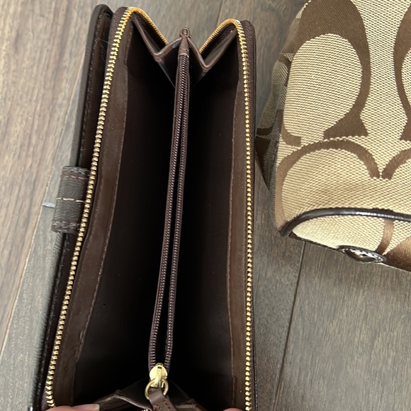 Authentic Coach Shoulder Bag and Matching Wallet - Picture 7 of 9